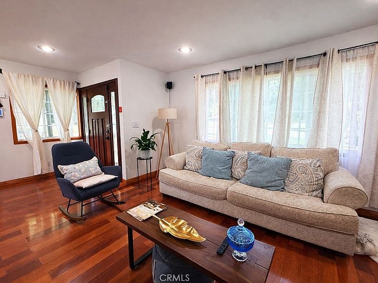 Listing photo 3