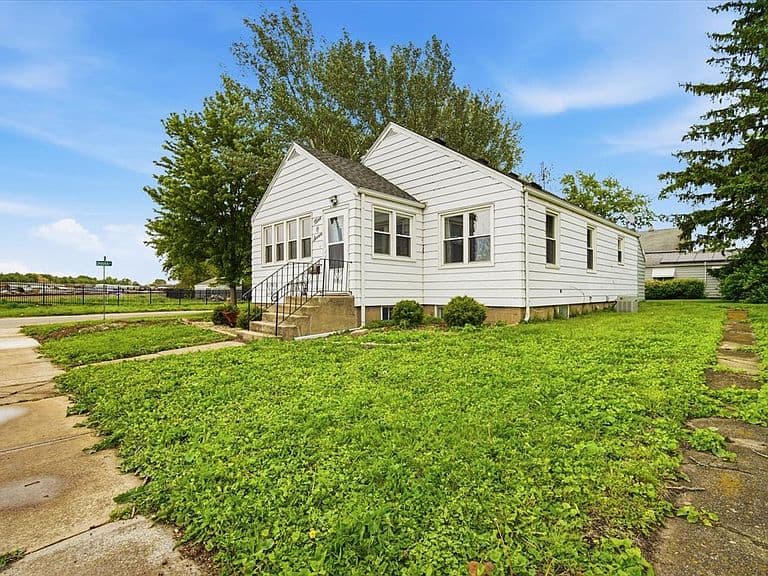 Listing photo 3