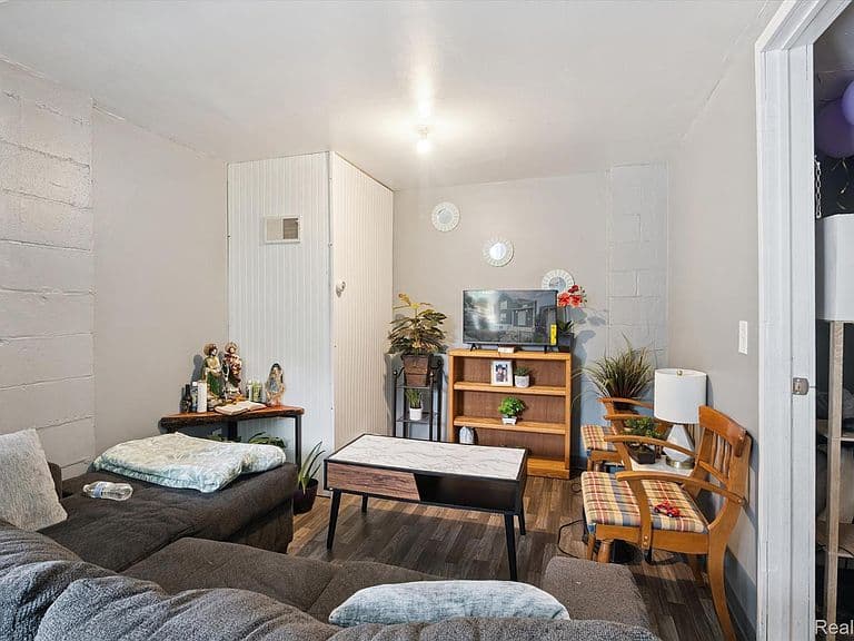 Listing photo 5