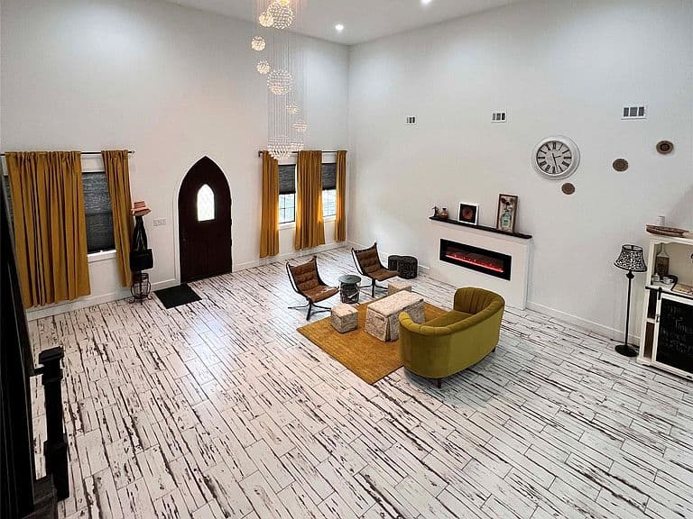 Listing photo 2