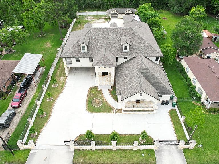 Listing photo 2