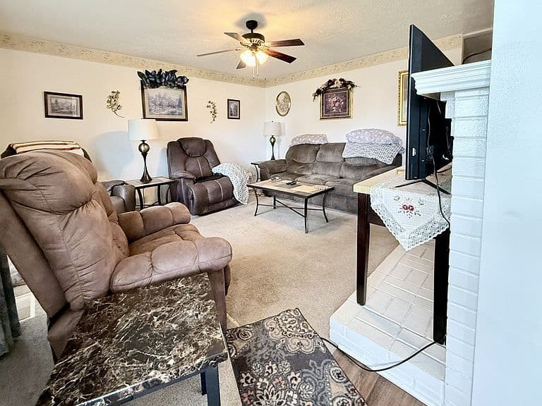 Listing photo 3