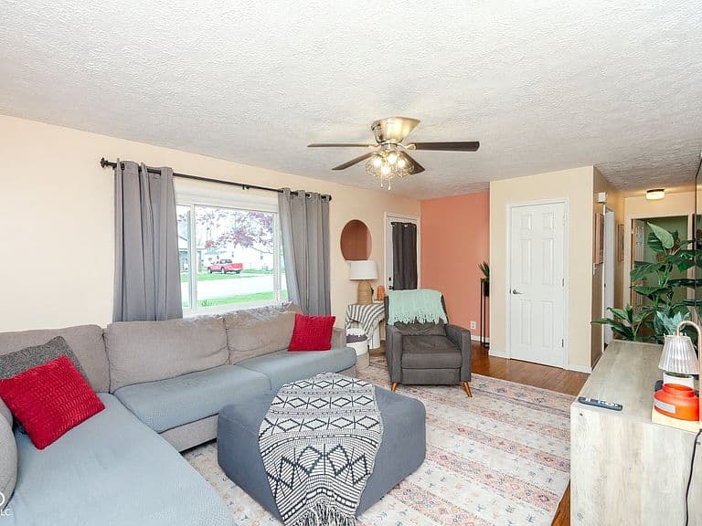 Listing photo 5