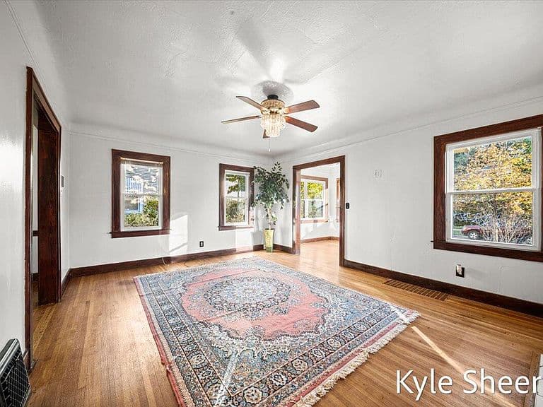 Listing photo 3