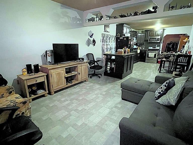 Listing photo 2