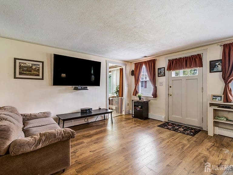 Listing photo 4