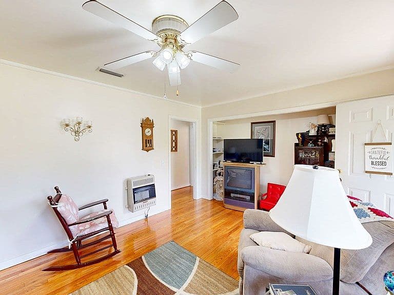 Listing photo 5