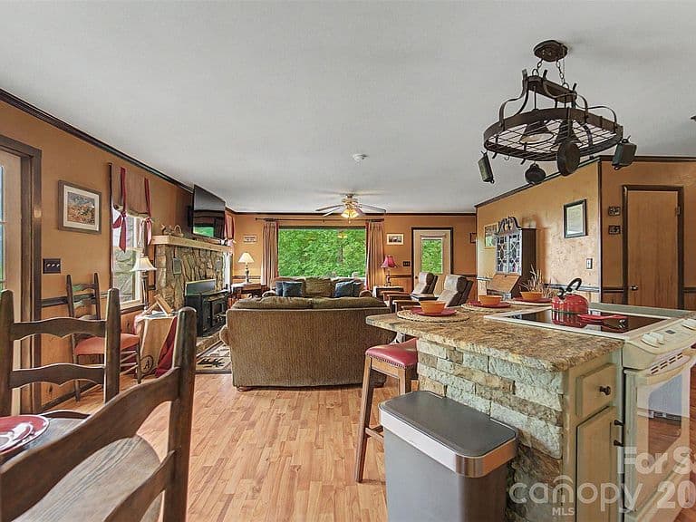 Listing photo 5