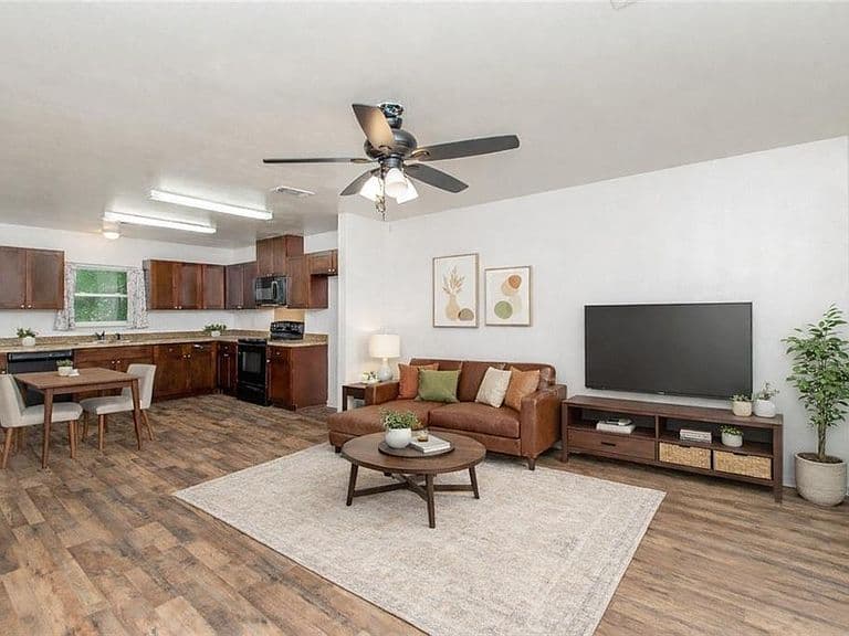 Listing photo 3