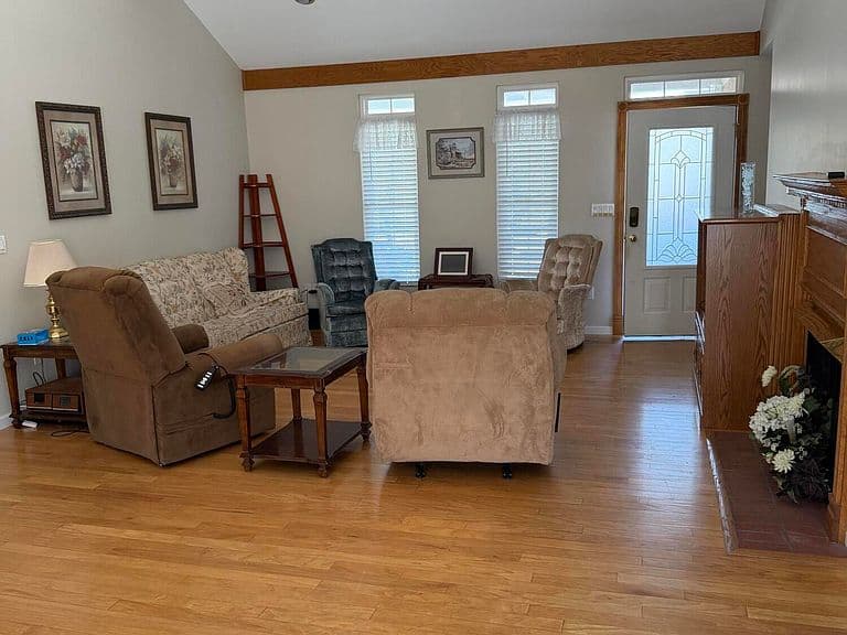 Listing photo 2