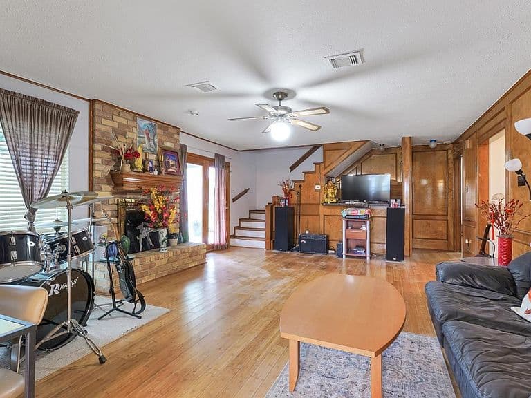 Listing photo 3