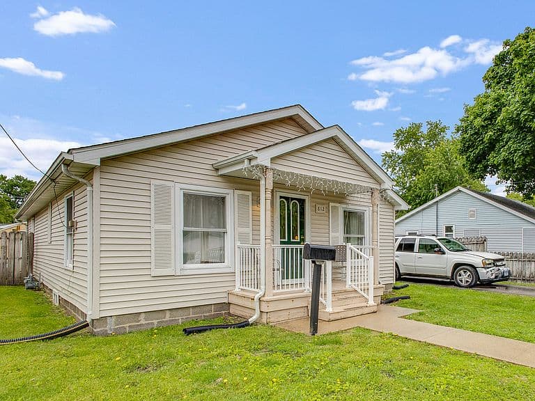 Listing photo 2