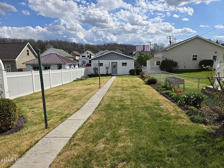 Listing photo 3