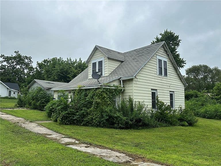 Listing photo 2