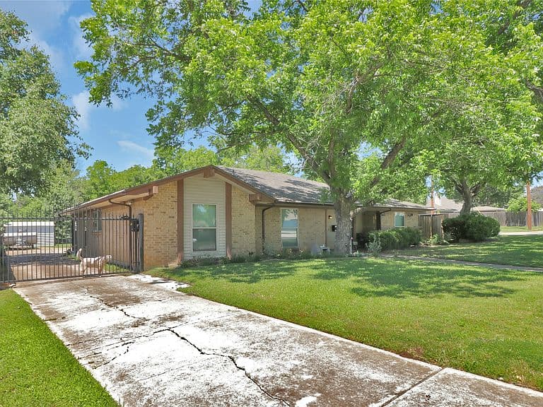 Listing photo 3