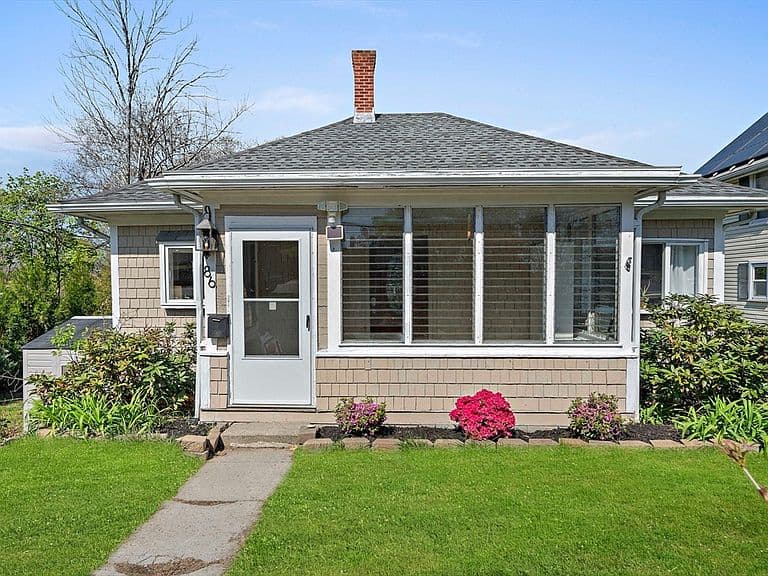 Listing photo 2