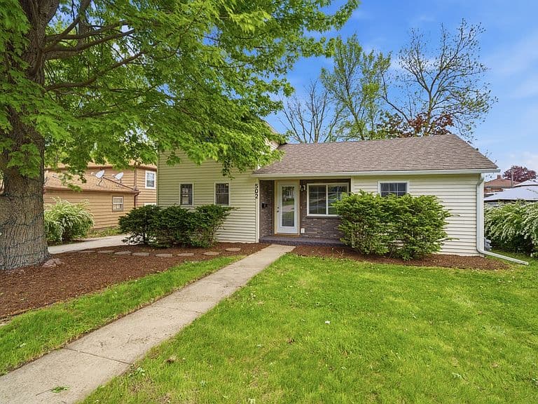 Listing photo 2