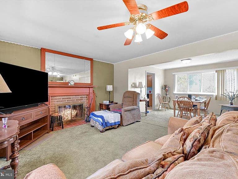 Listing photo 5