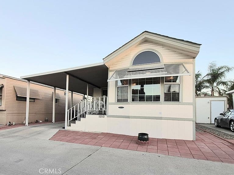 Listing photo 2