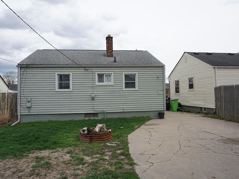 Listing photo 3