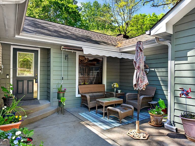 Listing photo 2