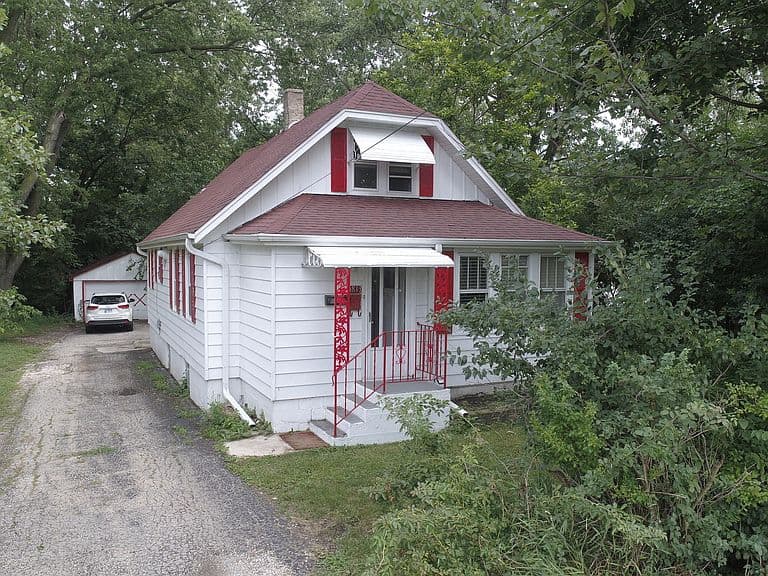 Listing photo 2