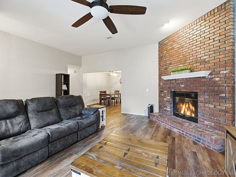 Listing photo 5