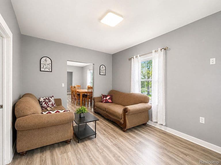 Listing photo 4