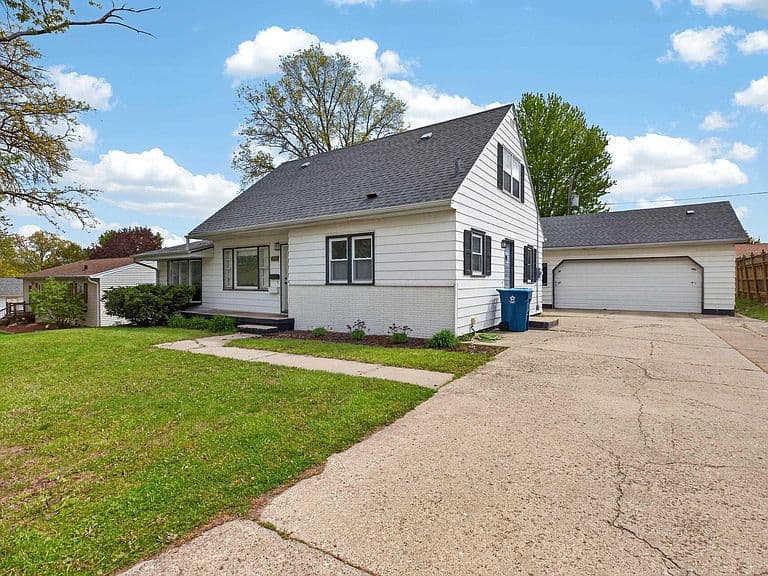 Listing photo 2