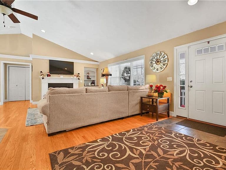 Listing photo 3