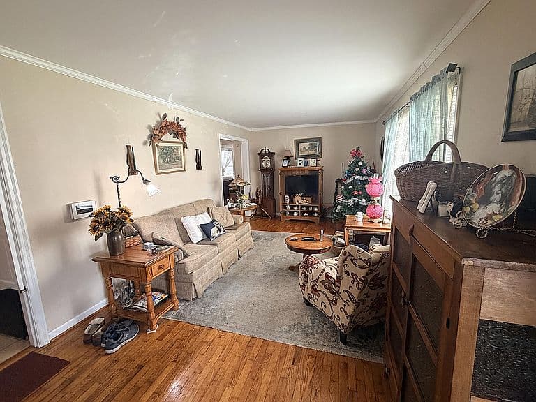 Listing photo 2