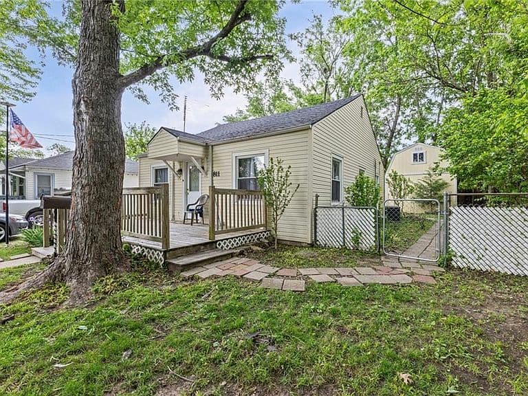 Listing photo 2
