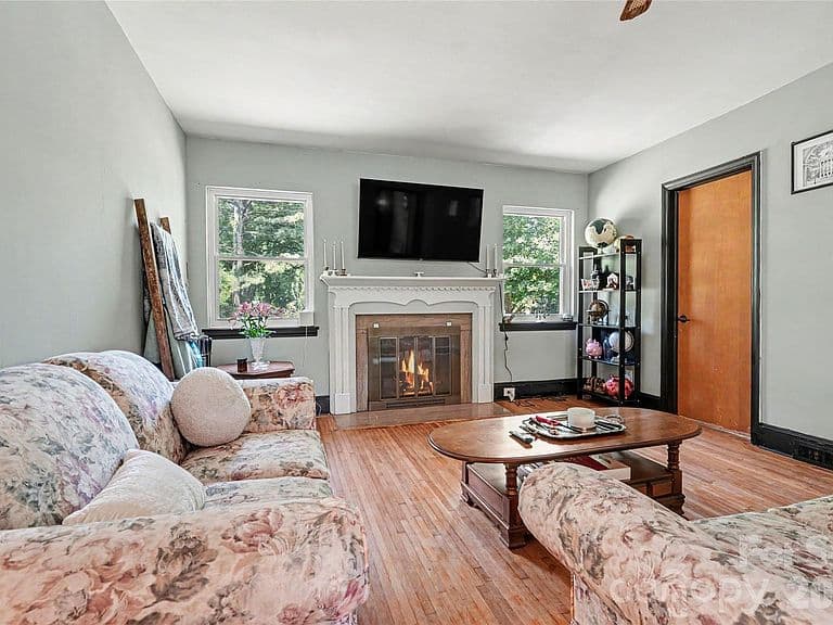 Listing photo 5