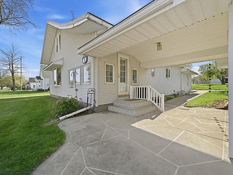 Listing photo 3