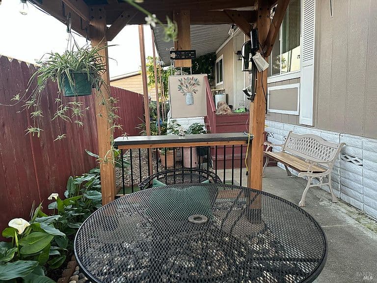Listing photo 2
