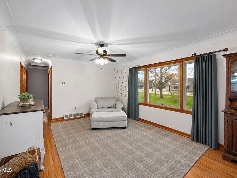 Listing photo 5