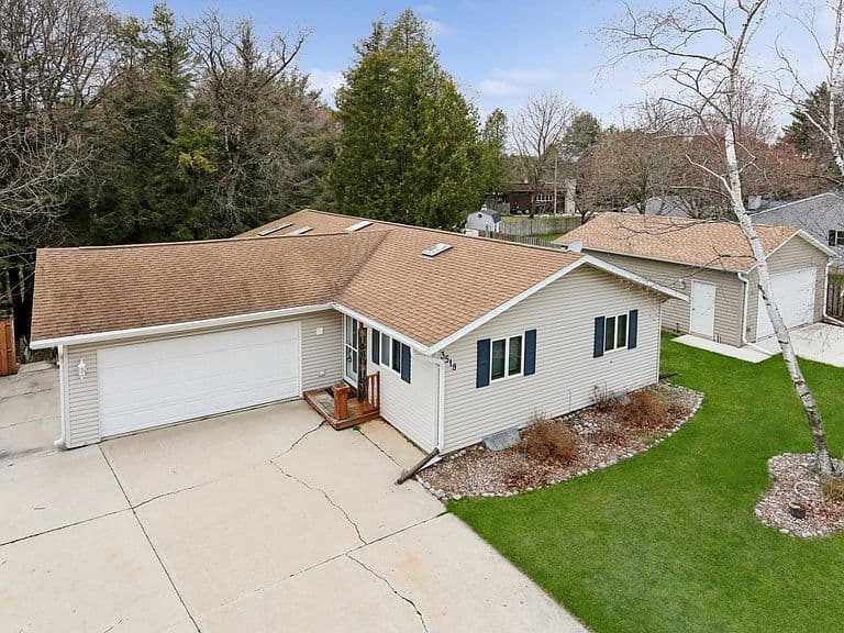 Listing photo 3