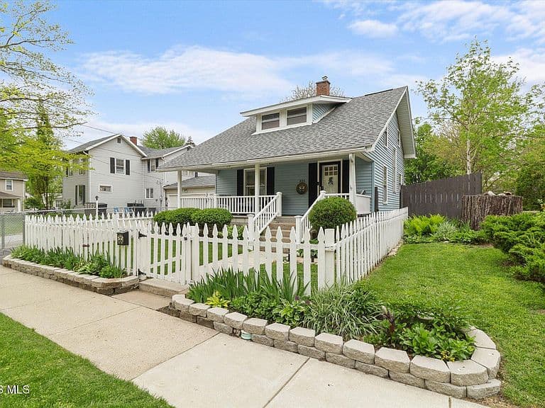 Listing photo 3