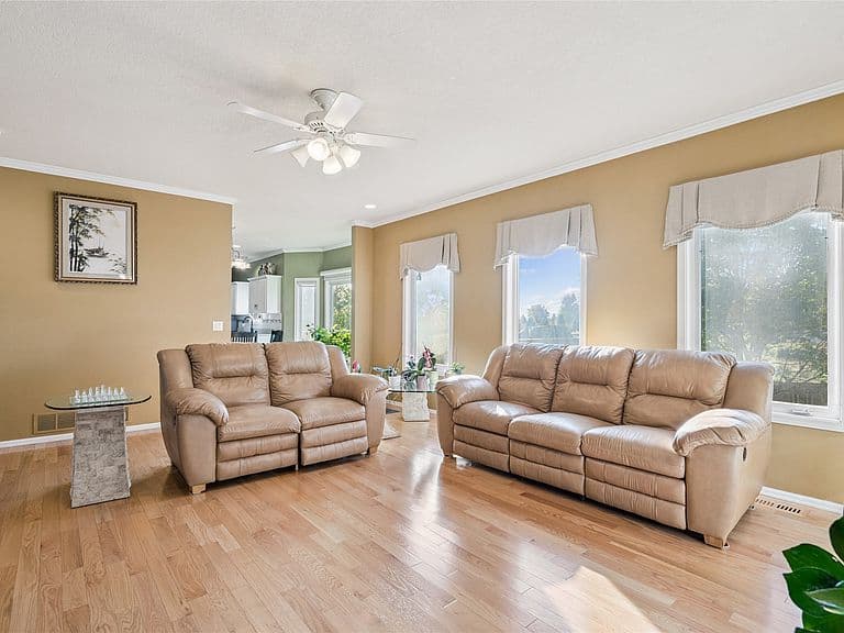 Listing photo 3