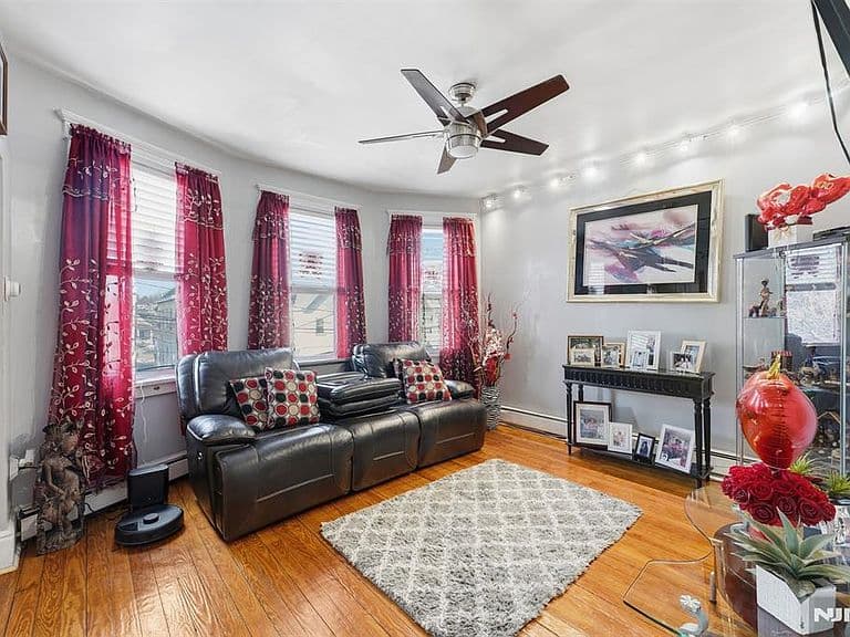 Listing photo 4