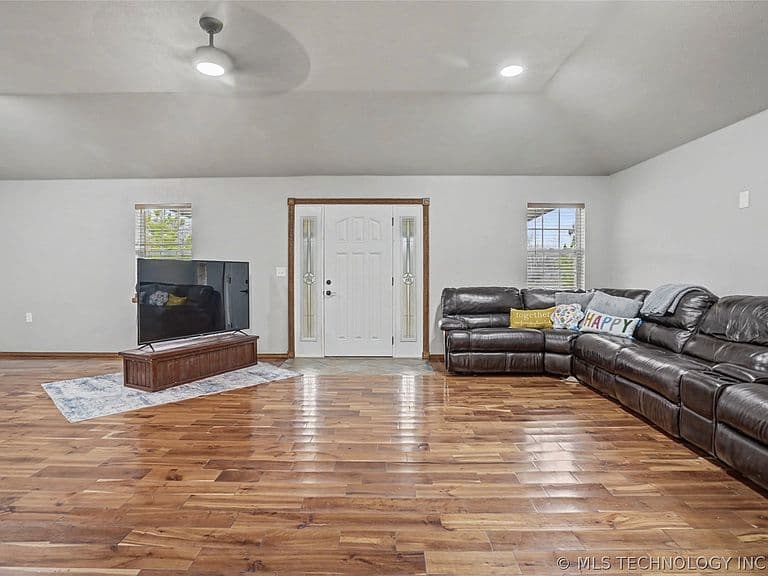 Listing photo 5