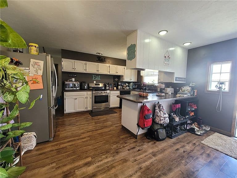 Listing photo 3