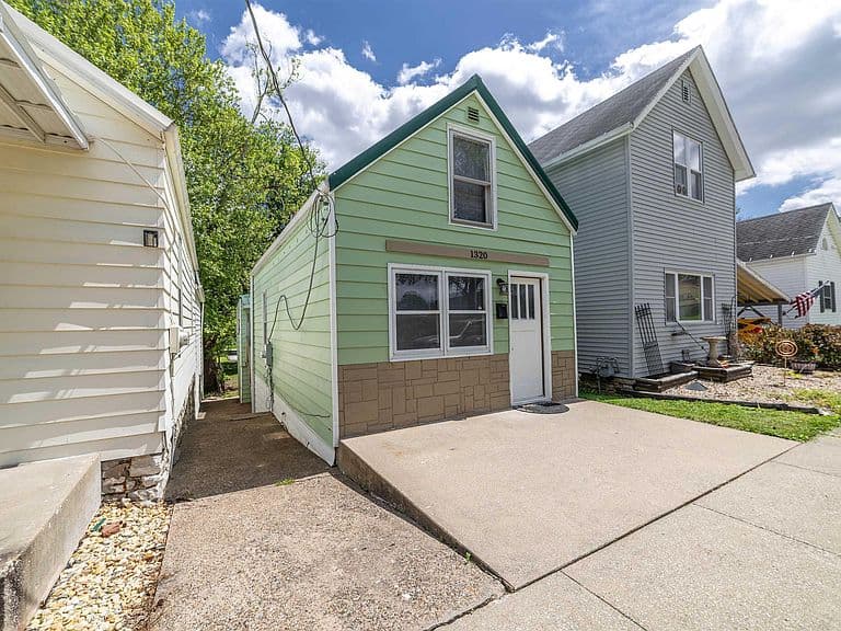 Listing photo 2