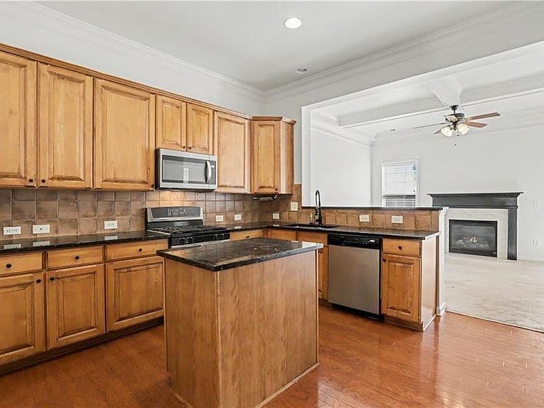 Listing photo 2