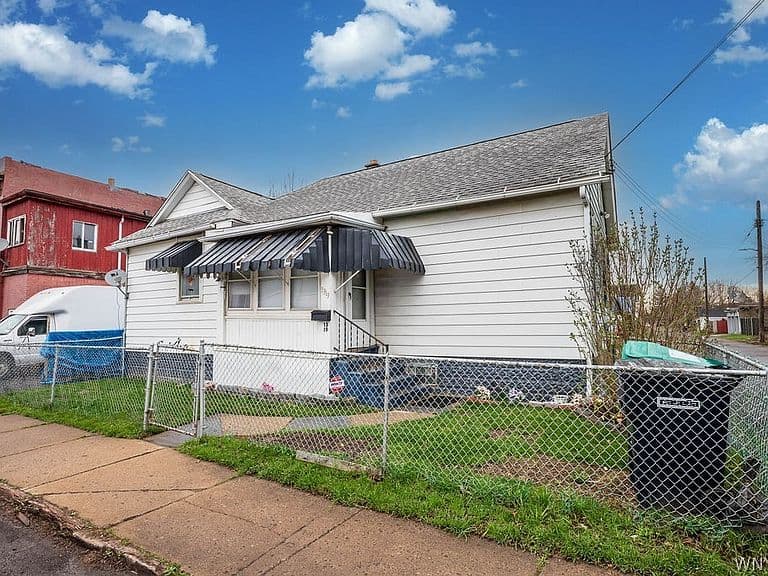 Listing photo 2
