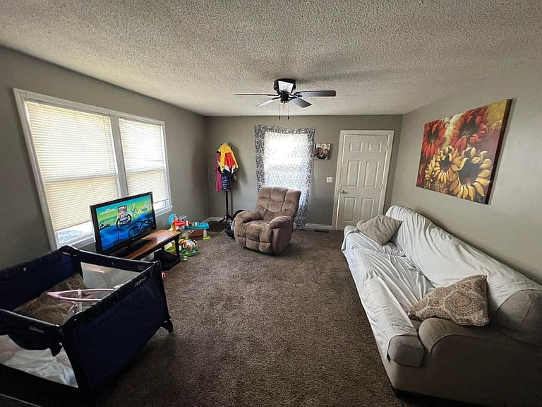 Listing photo 2