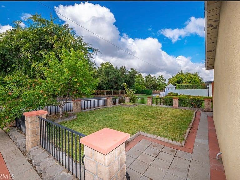 Listing photo 3