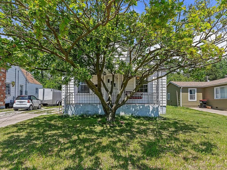 Listing photo 2