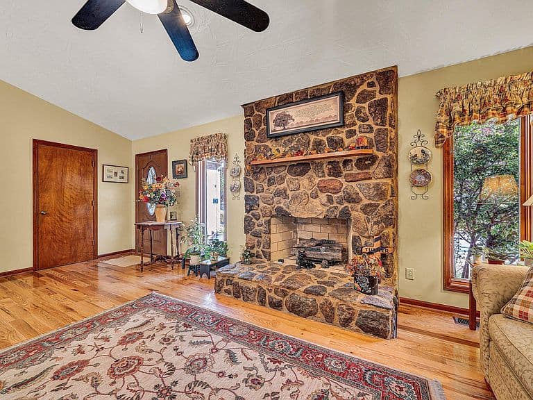 Listing photo 5