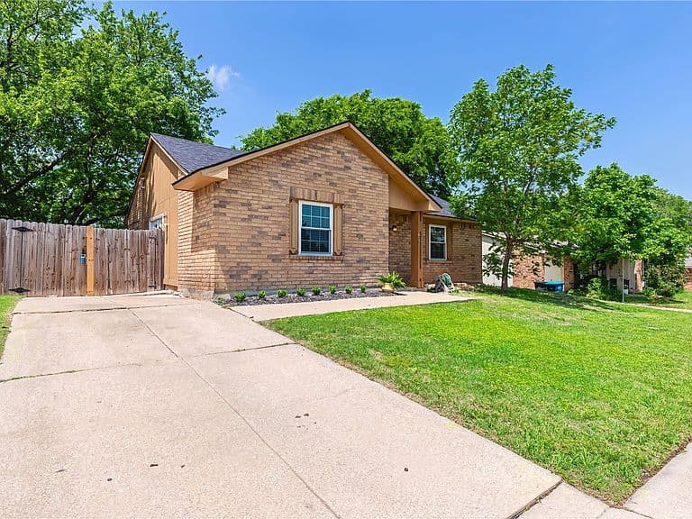 Listing photo 3